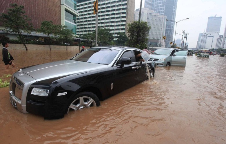  Mobil Super Mewah Rolls Royce pun Berenang di Banjir 