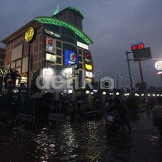 Banjir Masih Genangi Jalan Gunung Sahari, Lalin Sepi
