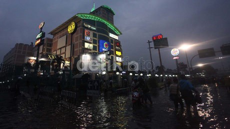 Banjir Masih Genangi Jalan Gunung Sahari, Lalin Sepi