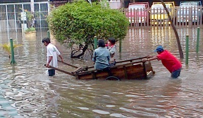 Ojek Anti Banjir di Kemayoran Laris Manis