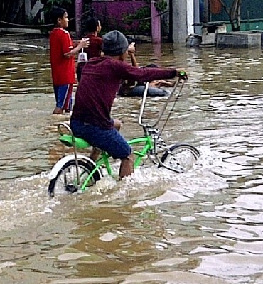 Byuur! Ada Waterboom di Kampung Melayu