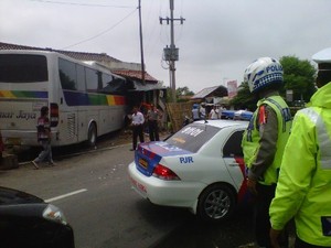 Bus Sinar Jaya Hantam Rumah di Indramayu