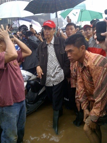 Bersepatu Boot, Jokowi Nyebur di Banjir MH Thamrin