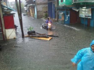 Banjir, Kali Jiung dan Jalan di Kemayoran Rata