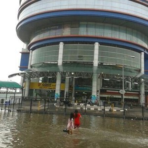 Banjir Masih Tinggi di Mangga Dua, Pekerja Kesulitan Transportasi