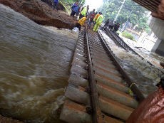 Tanggul Latuharhari Jebol, Rel Kereta Tinggal Tulang