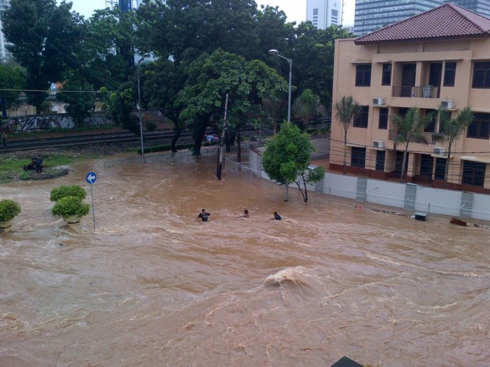 Banjir di Latuharhari Menteng Sepinggang Orang Dewasa