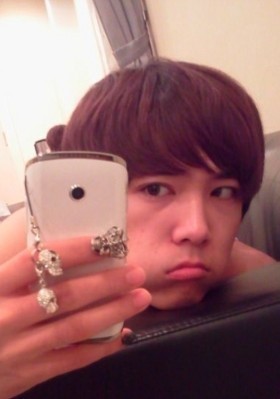 5 Idola KPop Pria Berkuku Cantik