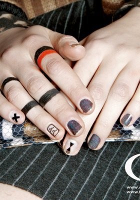 5 Idola KPop Pria Berkuku Cantik