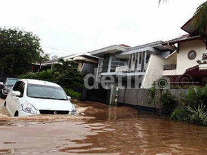 Jangan Menerjang Banjir, Asuransi Kendaraan Bisa Gugur