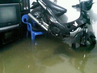 Roda belakang motor diangkat dan ditahan dengan sebuah kursi. (Foto Johan).