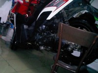 Kreatif itu kemampuan untuk menghasilkan sesuatu dalam keadaan terdesak maupun tidak, dan merupakan hasil pengembangan pengetahuan. Kulakukan segala cara secara ikhlas demi kau motorku tercinta, (Foto: Johan)