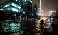 Banjir masih menggenangi kawasan HI suasananyapun gelap hanya sedikit gedung yang menyalakan lampu.     