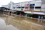 Mega Bekasi Hypermall Masih Terendam