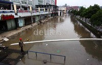 Meski telah dipasang penyedot air, namun air masih menggenangi Mega Bekasi Hypermall.