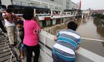 Mega Bekasi Hypermall Masih Terendam