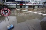 Mega Bekasi Hypermall Masih Terendam