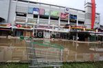 Mega Bekasi Hypermall Masih Terendam
