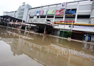 Mega Bekasi Hypermall Masih Terendam