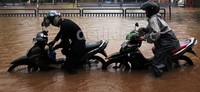 Akibatnya banyak pengendara yang mogok.