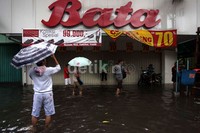 Toko sepatu Bata tutup.