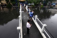 Warga mengabadikan sungai di kawasan tersebut yang meluap.