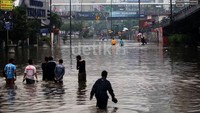 Banjir sepinggang orang dewasa merendam Jalan Kiai Tapa.