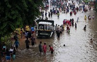Banjir sepinggang ini membuat jalan tersebut lumpuh total.