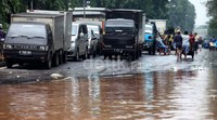 Kendaraan yang tak dapat melintas, mengular panjang.