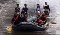 Petugas siap mengevakuasi warga yang terjebak banjir.