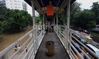Sebuah pengumuman tentang penghentian sementara TransJ dipasang di Halte Grogol.