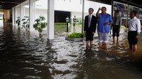 SBY meninjau banjir di Lingkungan Istana Kepresidenan yang mencapai betis orang dewasa. Dudi Anung/Setpres.