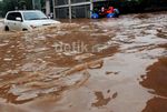 Mobil-mobil Pemberani di Tengah Banjir HI