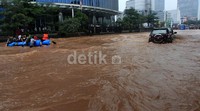 Sementara mobil city car, harus bersabar menunggu air surut.