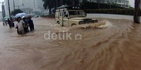 Land Rover membelah banjir.
