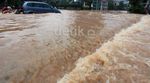 Mobil-mobil Pemberani di Tengah Banjir HI