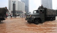 Banjir bukan bagi truk-truk TNI.
