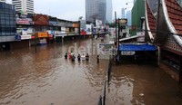 Ketinggian air mencapai pinggang orang dewasa.