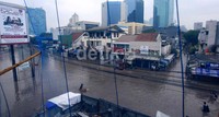Jalan-jalan berubah jadi sungai.