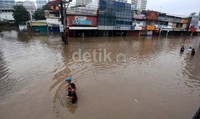 Lalu lintas lumpuh, roda ekonomi terhenti.