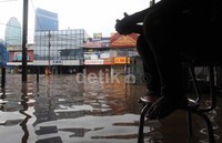 Toko-toko tutup, pemiliknya memilih berdiam diri.