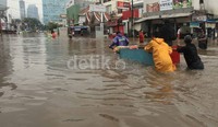 Warga menyewakan jasa penyeberangan dengan gerobak.
