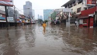 Jalan-jalan berubah jadi sungai.