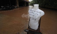 Roda ekonomi pun terganggu akibat banjir.