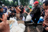 Kerikil ini akan digunakan untuk menambal rel kereta yang jebol karena air di samping Jl Latuharhary, Jakarta.