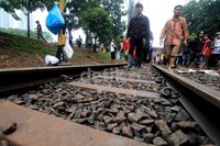 Jokowi memantau kondisi rel KA yang putus akibat banjir.
