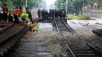 Tanggul sungai Banjir Kanal Barat (BKB) di samping jalan Latuharhary terlihat jebol.
