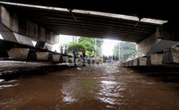 Akibatnya, air mengalir dan menggenangi jalan Thamrin.