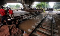 Air juga menggerus tanah yang menopang rel kereta api.