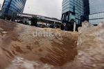 Arus Kencang di Banjir Bundaran HI